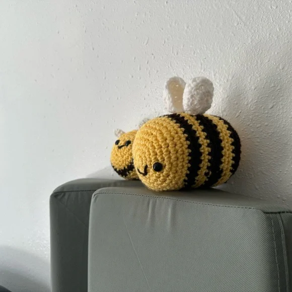 Crochet bumble bee/ stuff animal bee toys - Picture 3 of 3
